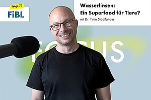 Ein Mann mit einem Podcast-Mikrofon.