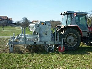 Hackgerät mit Sämaschine im Einsatz.