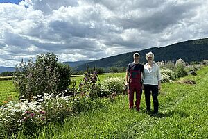 Mann und Frau in einem Feld.