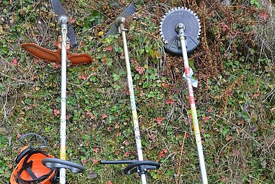 drei verschiedene Motorsensen nebeneinander am Boden