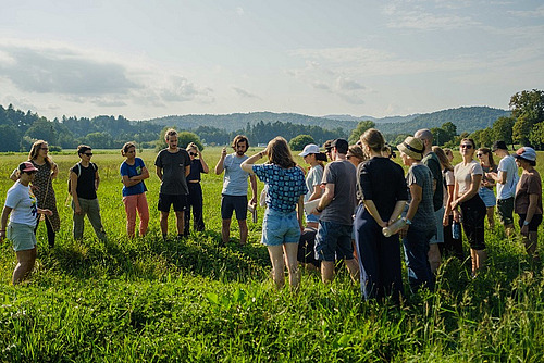 Eine Gruppe von Menschen auf einem Feld.